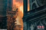 当地时间4月15日，法国巴黎圣母院大教堂内部继续燃烧着火焰和烟雾。 - 新浪湖北