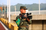 新闻报道员周敦杰在拍摄特战队员的训练场景 - Hb.Chinanews.Com