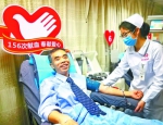 邱兵在献血中 记者张宁 摄 - 新浪湖北