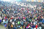 4月30日，汉口火车站，随着“五一”假期到来，铁路客流迎来高峰。人们或返乡团聚，或外出旅游，踏上各自的旅程 记者詹松 通讯员代能跃 摄 - 新浪湖北