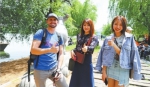 5月1日， 来自澳大利亚的游客在北京朋友带领下，来到东湖湖景区游玩， 他们对东湖美丽的风景表示赞赏 记者杨涛 摄 - 新浪湖北