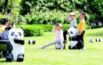 图为：5月1日，武汉欢乐谷迎来了大量游客。图为家长带着小朋友在武汉欢乐谷熊猫乐园留影。（湖北日报全媒记者 柯皓 通讯员 周颜佳 摄） - 新浪湖北