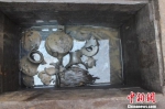 荆州龙会河北岸墓地M324头箱随葬器物，其中包括战国楚简共324枚。荆州博物馆供图 - 新浪湖北
