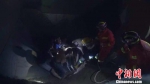 消防员以身挡石成功救人。荆州消防 供图 - 新浪湖北