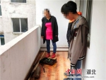 两少年在空房阳台上生火做饭 - Hb.Chinanews.Com