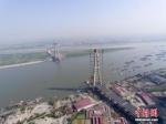 资料图为南岸主塔封顶后的青山长江大桥。中新社记者 邱建平 摄 - 新浪湖北