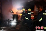 救援人员紧急灭火救援 刘芳琳 摄 - 新浪湖北
