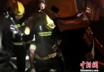 消防员将被困人员背离火灾现场 刘芳琳 摄 - 新浪湖北
