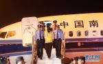 5月17日，犯罪嫌疑人被带下飞机。新华社记者 程敏 摄 - 新浪湖北