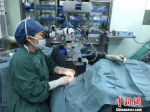 第一台角膜移植手术　院方供图　摄 - 新浪湖北