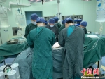 医生向器官捐献者默哀 院方供图 摄 - 新浪湖北