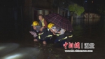 荆州消防紧急排涝 疏散15名群众和1500余件物资 - Hb.Chinanews.Com