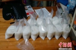警方查获的其中一部分毒品。西陵警方 供图 - 新浪湖北
