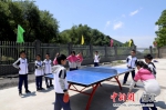 2019年年5月31日，黄泥塘小学学生们穿着新运动服装在打乒乓球 - Hb.Chinanews.Com