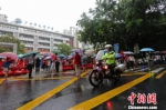 2018年广州高考期间有降雨，广州交警为高考护航 广州警方 摄 - 新浪湖北