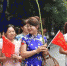6月7日，成都树德中学考点外，一些学生家长穿上旗袍手持向日葵为孩子加油助阵，寓意“旗开得胜”和“一举夺魁”。张浪 摄 - 新浪湖北