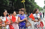 6月7日，成都树德中学考点外，一些学生家长穿上旗袍手持向日葵为孩子加油助阵，寓意“旗开得胜”和“一举夺魁”。张浪 摄 - 新浪湖北
