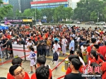 6月7日上午，北京市人大附中考点外，考生陆续进场。 中新网 杨雨奇 摄 - 新浪湖北