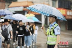 6月7日，2019年高考首日，地处广西北部山区的融安县出现强降雨过程，考生风雨中奔赴考场，参加高考。谭凯兴 摄 - 新浪湖北