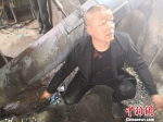 犯罪嫌疑人在加工厂内指认污染现场 游小露 摄 - 新浪湖北