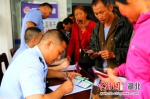 派出所工作人员细致登记着摩托车驾驶员的身份信息 - Hb.Chinanews.Com