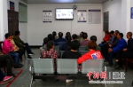 群众在大厅观看《生命没有彩排》交通安全教育警示片 - Hb.Chinanews.Com