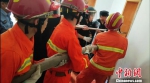 消防员配合民警强行破门　王基达　摄 - 新浪湖北