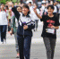 资料图：6月8日，山西太原成成中学考点，走出考场的考生露出灿烂笑容。中新社记者 武俊杰 摄 - 新浪湖北