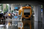 竹叶山铁路桥涵洞门口的一台龙吸水排水车及时抽排水 长江日报记者杨涛 摄 - 新浪湖北