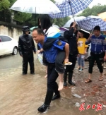 蔡甸区城管执法队员背送考生安全进考场 - 新浪湖北