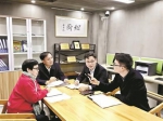 图为：李亚隆(左二)和专家志愿者研究社区戒毒问题 - Hb.Chinanews.Com