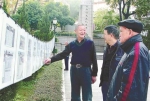 图为：刘克香(左一)自费举办禁毒展，吸引了不少观看者 - Hb.Chinanews.Com
