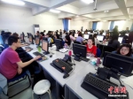 资料图：高考评卷点内工作人员在电脑前阅卷。中新社记者 马铭言 摄 - 新浪湖北
