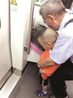 地铁上老人让小孩随地尿尿 面对指责未致歉回怼乘客 - 新浪湖北