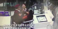 武汉女子冒用母亲老年证乘地铁 抖狠抓伤站务员被拘 - 新浪湖北
