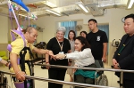 图为张海迪在澳门扶康会康复训练室鼓励大家要坚定信心 - 残疾人联合会