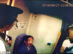 杨某霸占他人座位并拒不接受列车工作人员劝阻  本文图片均为武铁警方供图 - 新浪湖北