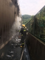 一运载30吨氯化钠货车在湖北宜昌自燃 消防及时扑救 - 新浪湖北