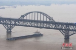 图为7月5日，船只驶过超警戒线水位的长江江西九江段。 胡国林 摄 - 新浪湖北