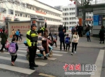 铁骑队员在护学 - Hb.Chinanews.Com
