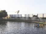恒升公司基地内最大的中华鲟养殖池，围墙外就是芈月桥工地 - 新浪湖北