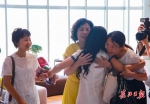 时隔25年再次重逢，满威宁与三位姐姐拥抱在了一起。 实习生朱可嫣 记者杨涛 摄 - Hb.Chinanews.Com