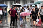 资料图：民众雨中出行。中新社记者 张远 摄 - 新浪湖北