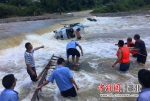 警民救出被困群众 - Hb.Chinanews.Com