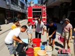 湖北崇阳县城区因水管爆裂导致大面积停水，消防员为居民送水。咸宁消防供图 - 新浪湖北