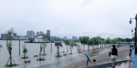 图为江水已淹没汉口江滩亲水平台。中新社记者 张畅 摄 - 新浪湖北