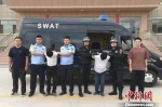 资料图：警方抓获公安部A级通缉重大在逃人员及同案犯。内蒙古自治区巴彦淖尔市公安局供图 - 新浪湖北