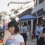 8月14日，武汉户部巷小吃一条街，一对母女正在分享美食。 - 新浪湖北