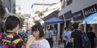 8月14日，武汉户部巷小吃一条街，一对母女正在分享美食。 - 新浪湖北