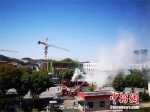 货物起火，司机直接把车开到消防队门口求救 - Hb.Chinanews.Com